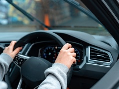 Masz nieaktualne prawo jazdy? Grożą ci grzywna, punkty karne i utrata ubezpieczenia