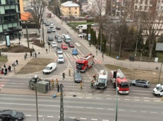 Wypadek na Wadowickiej w Krakowie. Zderzenie busa i pojazdu wojskowego, duże korki w stronę Łagiewnik