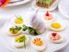 Lepsze niż z pieczarkami. 3 przepisy na pyszne i proste faszerowane jaja