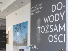 Oprowadzanie po wystawie „Do-wody tożsamości. Nawigacje” w Galerii Ring w Legnicy