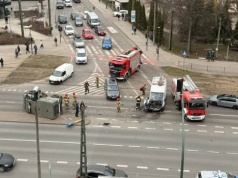 Groźne zderzenie w Krakowie z udziałem wojskowego pojazdu. Przewrócił się na bok
