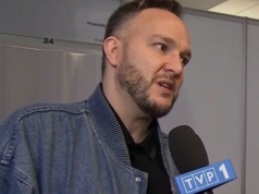 Mes pokazał stylówkę w mokasynach. Klasa czy obciach?