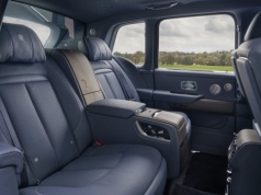 Rolls-Royce apeluje do klientów, by zamiast z tyłu siadali za kierownicą