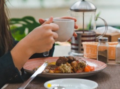 Endokrynolog radzi pić to podczas posiłku. Nie dopadnie cię senność