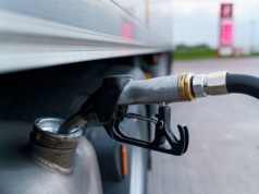 Politycy karmią nas fikcją. Za sztuczną obniżkę cen paliw i tak zapłacimy