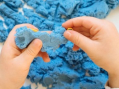 Tani piasek kinetyczny do 50 zł – co dostaniemy w tej cenie?