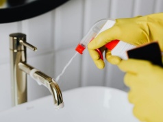 Krany znów błyszczą jak nowe. Nie zgadniesz, który płyn tak działa