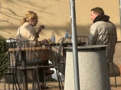 TAJEMNICZE SPOTKANIE PRZY ORANŻADZIE! Co łączy dziennikarkę Polsatu i człowieka Morawieckiego?