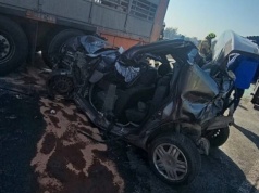 80-latek zabrał autostopowicza, chwilę później wyprzedzając ciągnik rolniczy, zderzył się czołowo z ciężarówką. Ciągnik przewrócił się na bok, dwie osoby zostały zakleszczone