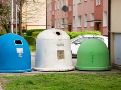 Białe pojemniki już na ulicach miast. Trzeba bardzo uważać przy wyrzucaniu