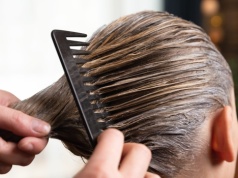 Zmieszaj z sokiem z cytryny i nałóż na włosy. Zapomnisz o siwych odrostach