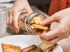 Zalej skórkę banana wodą i zblenduj. Przed Wielkanocą ten trik przyspiesza robotę