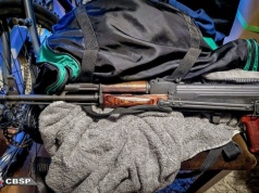 Broń z kradzieży i narkotyki w Krakowie. 39-latek z zarzutami