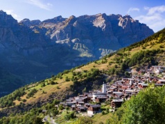 W Szwajcarii dopłacają 117 tys. zł na zakup domu. Możesz zamieszkać w alpejskiej wiosce