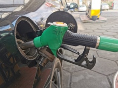 Ten błąd na stacji zabije silnik. Sekundy decydują o kosztach, kierowcy robią to odruchowo