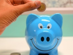 Segment klientów premium rośnie w siłę, a klasa średnia coraz częściej szuka oszczędności