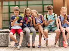 Telefony mają zniknąć ze szkół. Rządowy projekt trafia do konsultacji