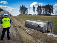 Przyczepa z mlekiem wywróciła się rowu. Kierowca z trzema promilami