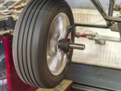 Wielu kierowców pomija to przy zmianie opon. Później płacą za naprawy zawieszenia