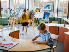 Polonista prowadzi lekcje na powietrzu w "zielonej klasie". Dzieci odpoczywają od technologii