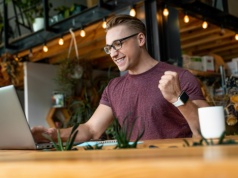 „Sickfluencerzy” uczą, jak wyłudzać benefity. Eksperci ostrzegają: rząd zaostrzy kontrole