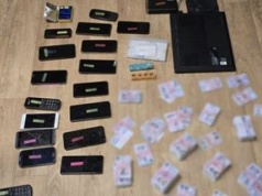 Zamawiali drogie smartfony na potęgę. Wpadli z setkami fałszywych dowodów