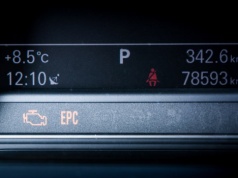 Zapaliła się ta kontrolka? Kierowcy często ją lekceważą. A to błąd