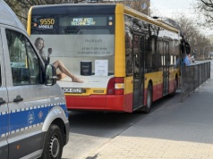 W słuchawkach na uszach wbiegł w bok miejskiego autobusu. 14-latek w szpitalu