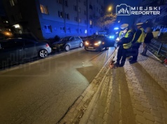 Chłopiec na hulajnodze, pod opieką pijanych rodziców, wjechał pod auto na Ochocie