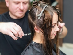 Podcinanie końcówek. Mit czy sekret szybszego wzrostu włosów? Fryzjer wyjawia, ile w tym prawdy