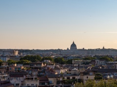 Wystawiono na sprzedaż historyczny gmach w Rzymie. Mieszkał w nim ks. Wojtyła