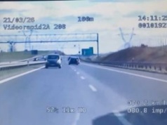 Czołowo na radiowóz. Kierowca jechał pod prąd ekspresową S3