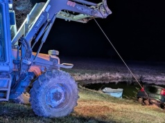 18-latek wpadł Oplem do stawu. Samochód w jednej chwili zniknął pod wodą