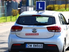Nie dostali prawa jazdy przez źle ustawiony znak. NSA ocenił, czy egzaminator miał rację