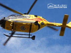 Roczne dziecko wypadło z balkonu na 2. piętrze budynku mieszkalnego. W akcji śmigłowiec LPR