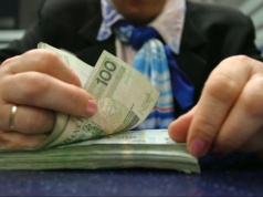 Miliardy na „sprzątanie” po upadłych bankach, zero na gwarancje depozytów. Giełdowe spółki pokazały, ile zapłacą