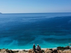 Grecja dla aktywnych – najpiękniejsze szlaki trekkingowe i rowerowe, których nie znajdziesz w przewodnikach