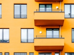 Nielegalne hotele pracownicze w domach jednorodzinnych. Rząd zapowiada kary