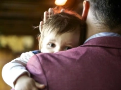 Coraz więcej ojców bierze urlop rodzicielski. Polska powoli zmienia model rodziny