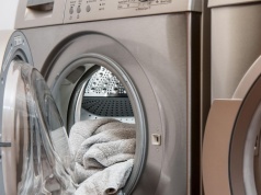Ten "trik" podczas prania może obniżyć rachunki o połowę. Większość Polaków o tym zapomina