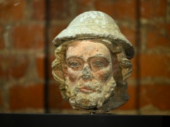 Odzyskana rzeźbiona głowa św. Jakuba Starszego zaprezentowana na zamku w Malborku