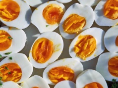 Najzdrowszy dodatek do jajek. Pomaga przy zapchanych jelitach