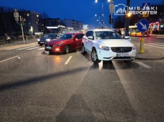 Grochowska w stronę centrum zablokowana po kolizji pięciu pojazdów