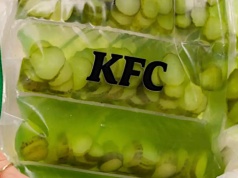 KFC zawstydziło Balenciagę. Ta ogórkowa kurtka to hit internetu