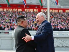 Łukaszenka u Kim Dzong Una. Zwrócili uwagę na znaczący gest
