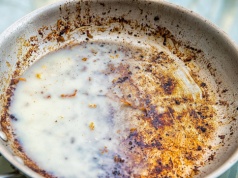 Nigdy więcej nie wyrzucisz porannych odpadów. Odtłuszczają garnki i patelnie lepiej niż płyn