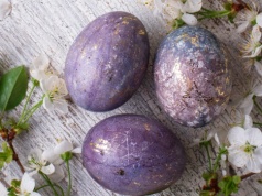 Banalny sposób na najpiękniejsze pisanki. Te marmurkowe jajka wyglądają niczym kryształy!