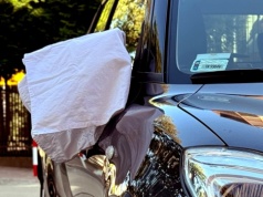 Biały ręcznik na lusterku to symbol. Jakie jest jego znaczenie?