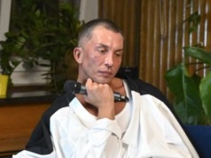 "Nie mam obowiązku wybaczyć". Relację z matką opisał jednoznacznie