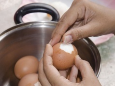 Nie trać czasu przed Wielkanocą. Tak szybko obierzesz jajka